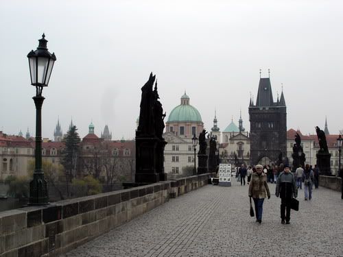 http://i13.photobucket.com/albums/a252/kukugerman-scandinavia/Nov-2005-Czech%20Republic/Prague/Carlsbridge-2.jpg