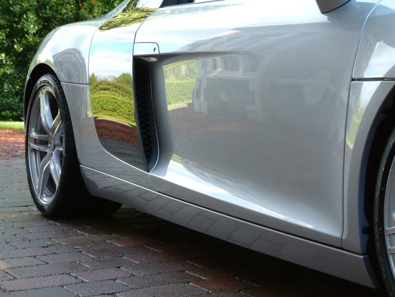AudiR8044.jpg