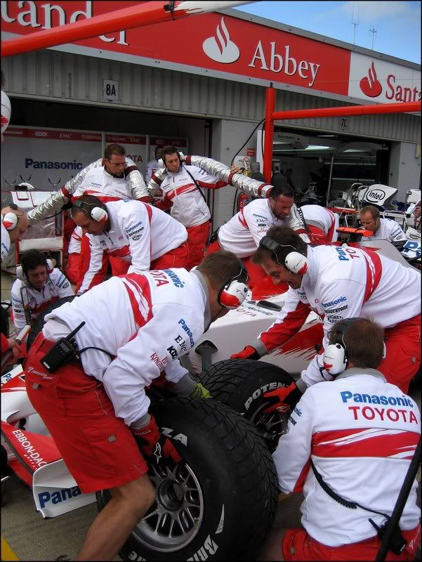 IMAGE: http://i13.photobucket.com/albums/a262/bakergt40/f1practise032c.jpg