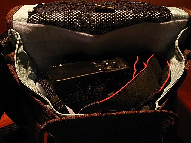 IMAGE: http://i13.photobucket.com/albums/a279/iMryanmac/camera%20gear/bags/91c7f033.jpg