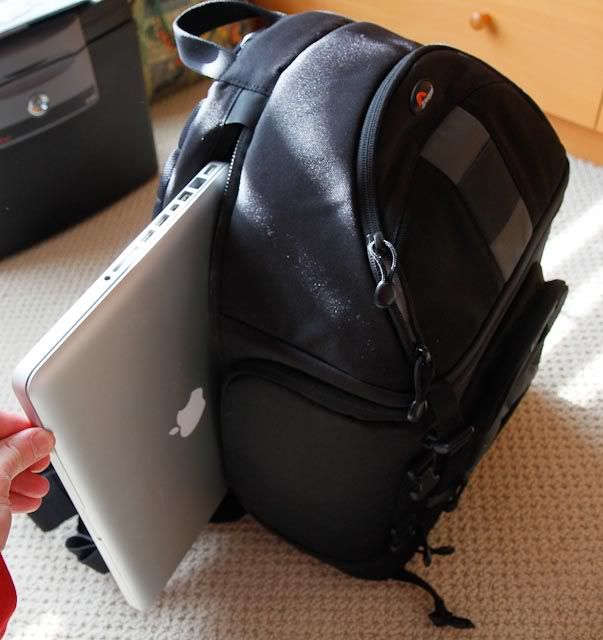 IMAGE: http://i13.photobucket.com/albums/a279/iMryanmac/camera%20gear/bags/the%204/_MG_3854.jpg