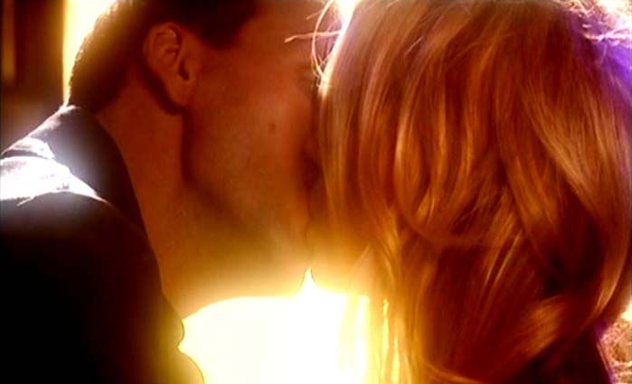 The Doctor and Rose kiss to rid Rose of the time vortex
