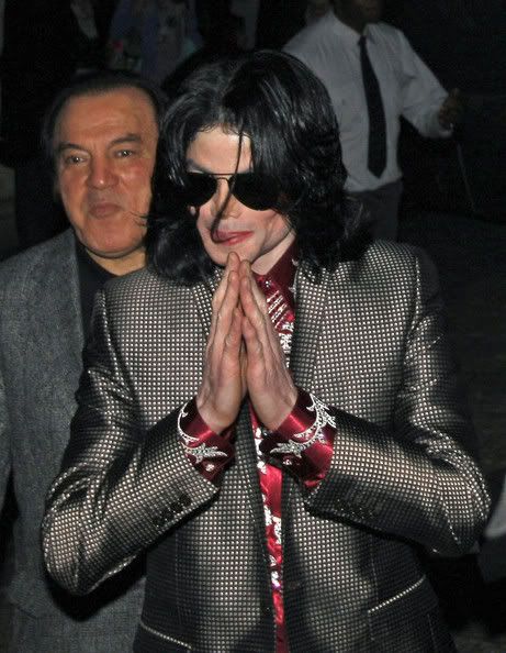 MichaelJacksonLeavingLondonHoteldty.jpg