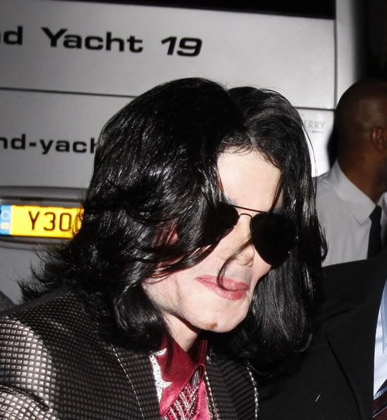MichaelJacksonLeavingLondonHotelhSL.jpg
